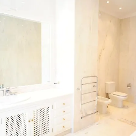 فيلة Prestigious With Vintage Charm In Kings & Queens Sotogrande