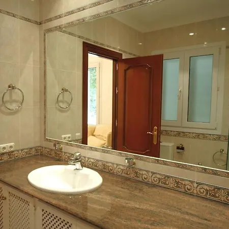 Prestigious With Vintage Charm In Kings & Queens Sotogrande سان روكي