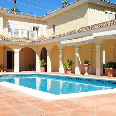 Prestigious With Vintage Charm In Kings & Queens Sotogrande فيلة