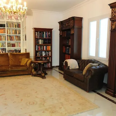 Prestigious With Vintage Charm In Kings & Queens Sotogrande فيلة *
