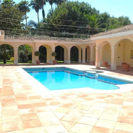 Prestigious With Vintage Charm In Kings & Queens Sotogrande فيلة